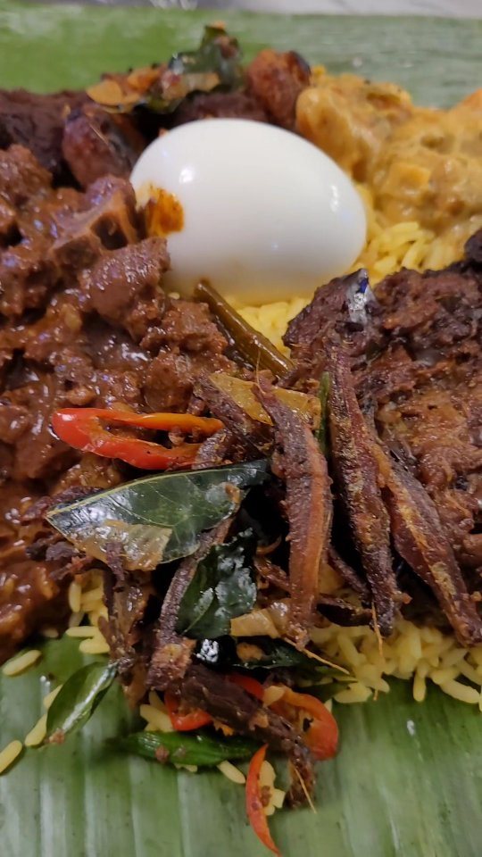 Repas sur feuille de bananier avec œuf bouilli