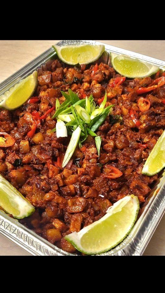Beef devil garni de quartiers de lime