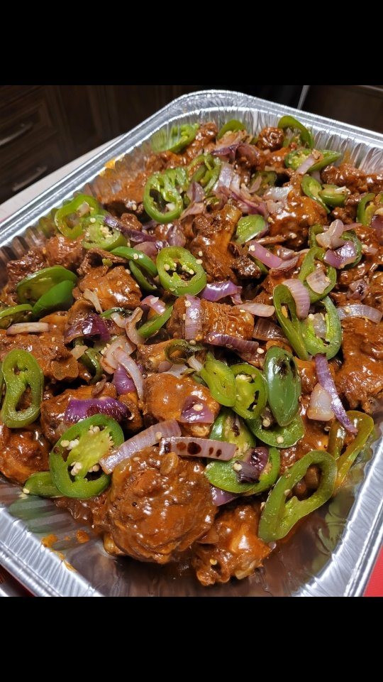Kothu roti avec poivrons et oignons en plateau