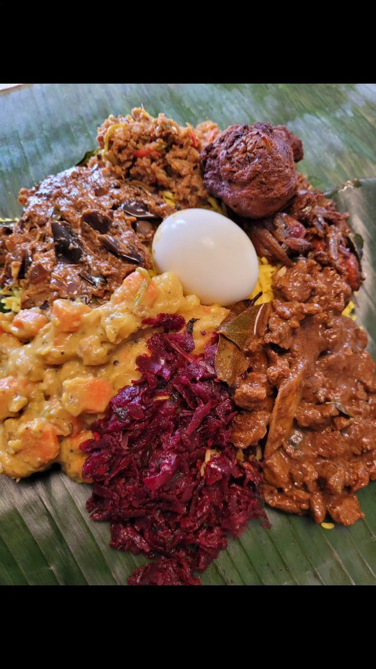 Lamprais déballé avec riz et caris colorés