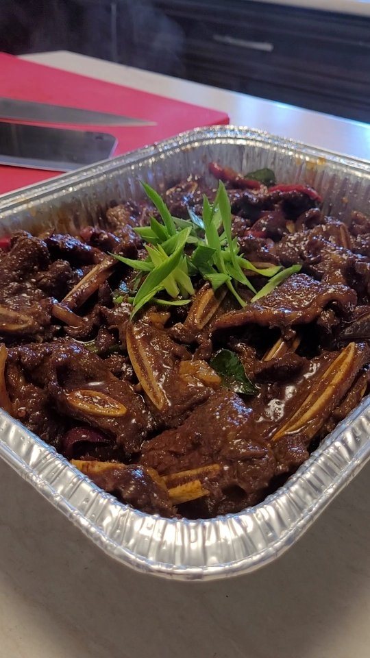 Cari de mouton foncé et riche en plateau