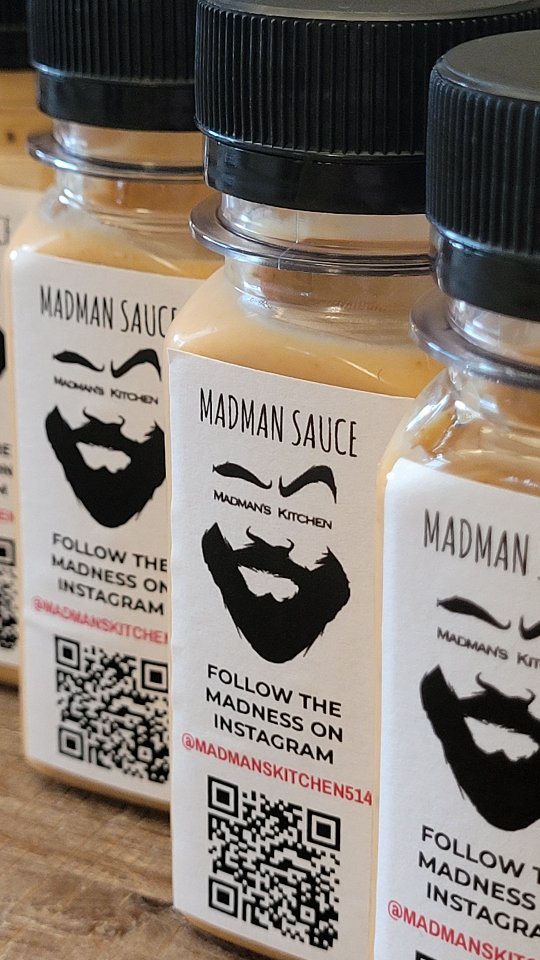 Bouteilles de sauce Madman avec le logo barbu