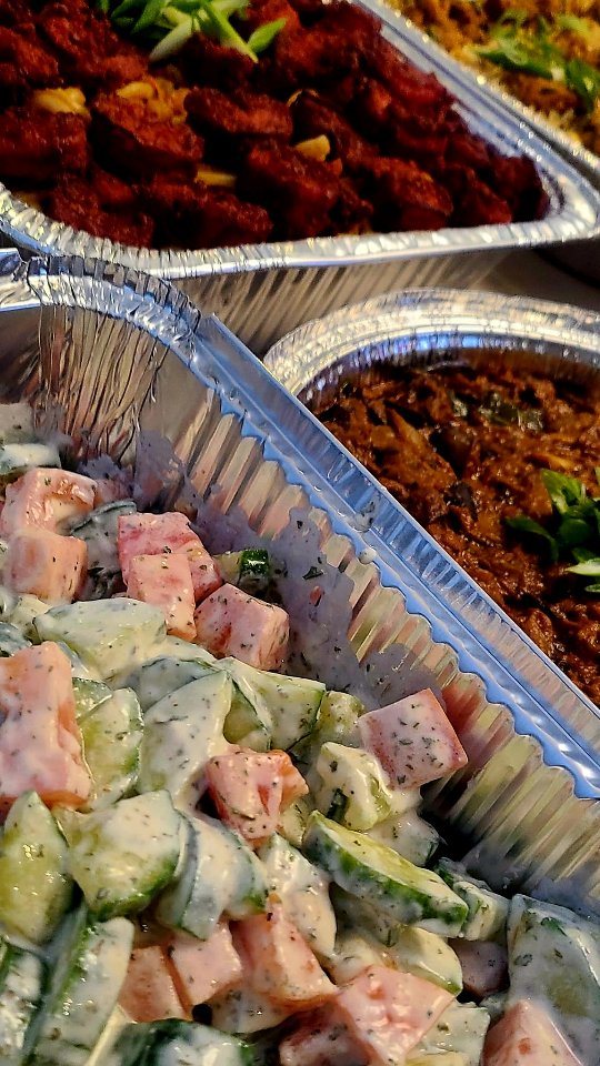 Plateaux de plats variés pour un événement